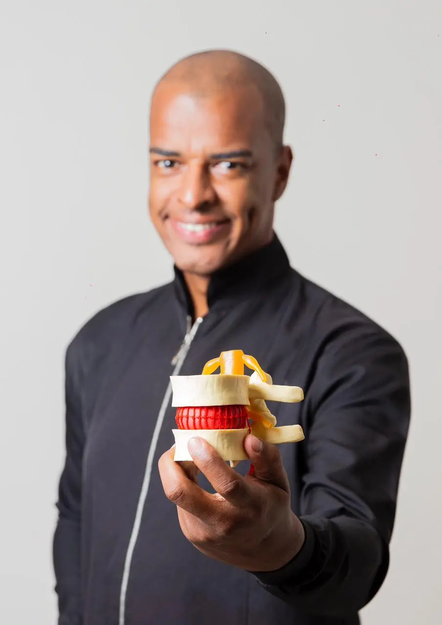 Dr. Renato Diadelmo mostrando modelo anatomico da coluna vertebral